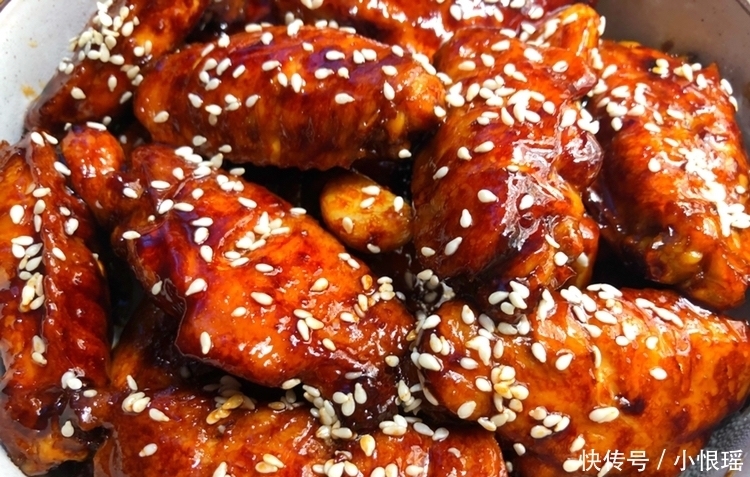 鸡翅这样做,鲜嫩多汁,好吃到舔手指,做法用料超简单