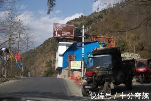 碧罗雪山|太险了！怒江的村庄，挂在高黎贡山和碧罗雪山上，薄得就像纸片片