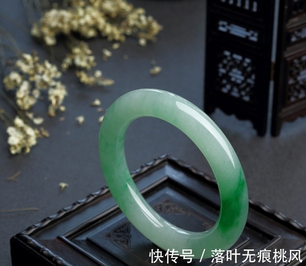 知性|知性女神杨澜戴翡翠手镯高贵大方！万种风情于纤细手腕中尽数体现