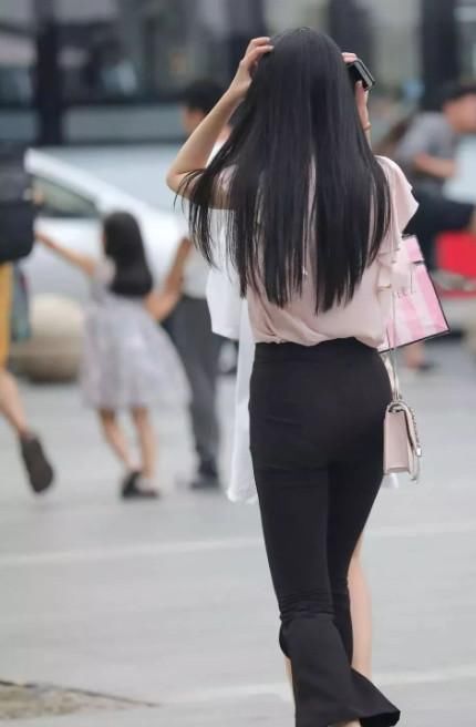 极品女神清新自然,时尚服装展示了她100分的美