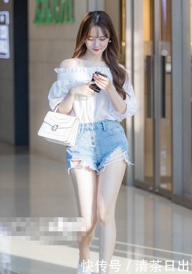 短裤|路人街拍,露肩上衣搭配蓝色牛仔短裤,小姐姐这身搭配简单又性感