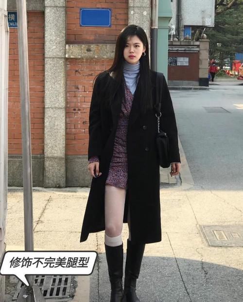 最近火了一种新搭配,叫“袜子+靴子”,显高又拉腿,时髦精必备