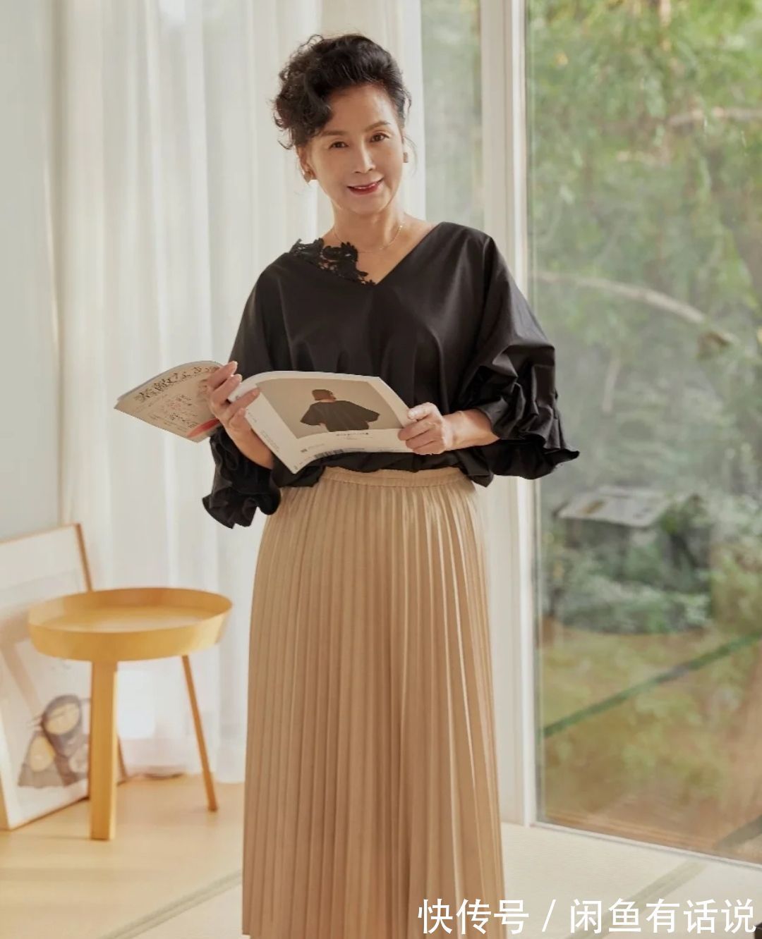 黑裤|岁月不败美人,65岁阿姨的黑白穿搭好美,和1米95儿子同框太惊艳