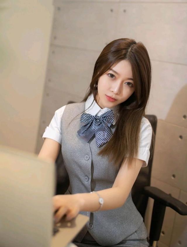 都市女孩 办公室养眼小姐姐,西装小马甲配上短裙,秒变时尚都市职业客服!