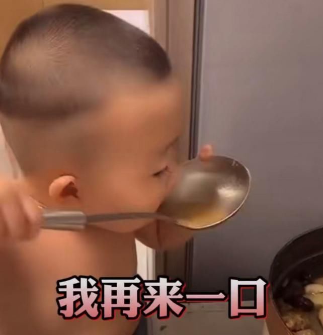 妈妈|吃货宝宝半夜跑厨房偷吃,被妈妈逮到还一脸淡定,惯犯无疑了