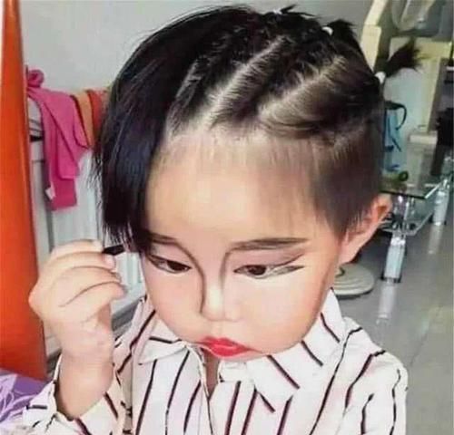 小姑娘偷偷化妆,妈妈发现后好笑感叹抓住