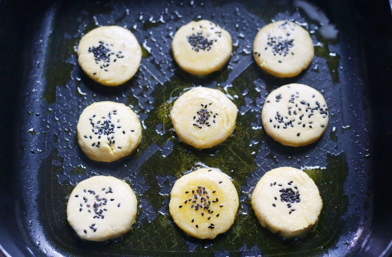 土豆别总炖了，做成奶香土豆饼，松软香甜，孩子很喜欢吃