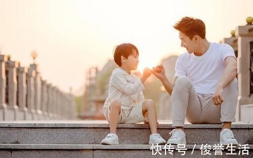 孩子|妈妈有事出门,爸爸在家照顾3胞胎,反被3胞胎“照顾”