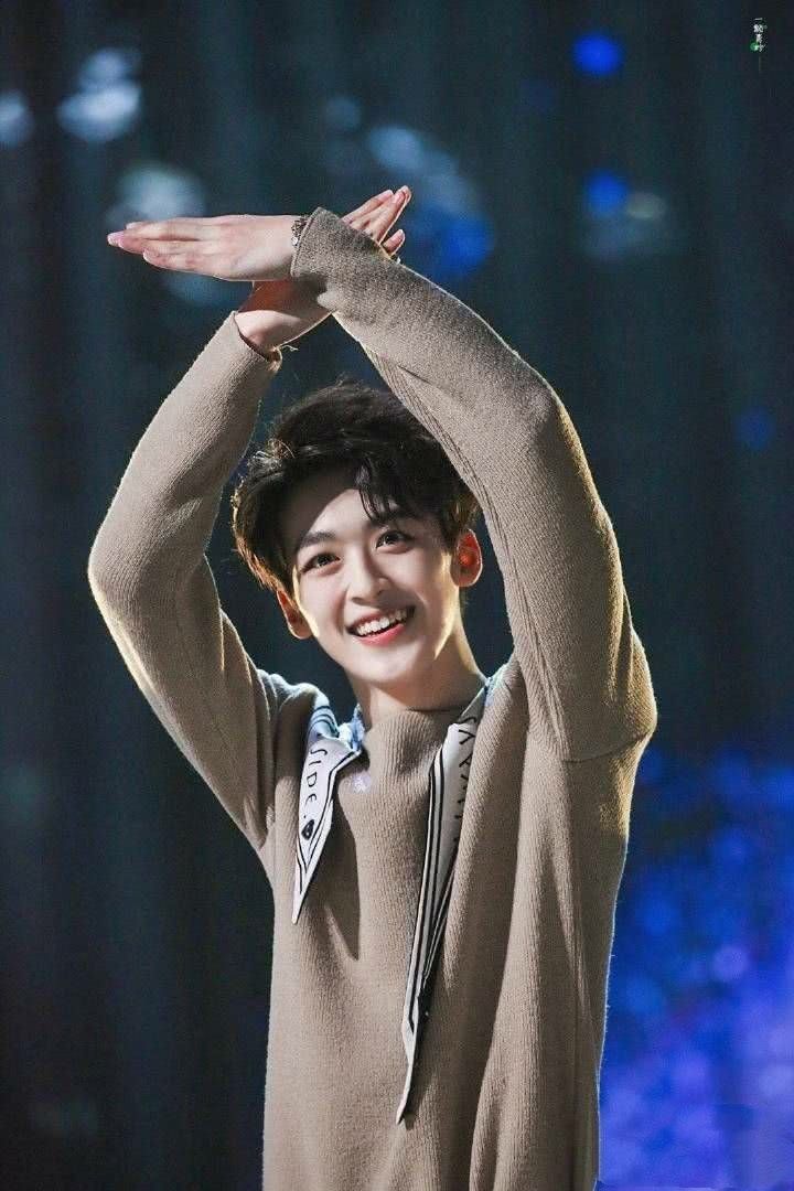 看了创四选手初舞台，不得不承认何洛洛任豪是创系列男团颜值巅峰了