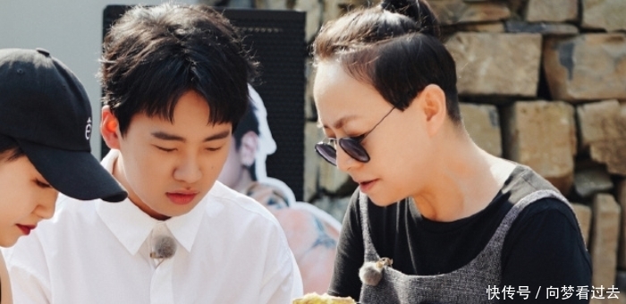 舒淇|《五十公里桃花坞》发布会,郭麒麟拒绝打伞,因为工作人员也没打