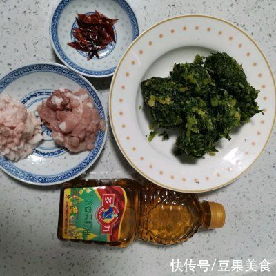 跟妈妈学快手做酸菜一口下肚，唇齿留香