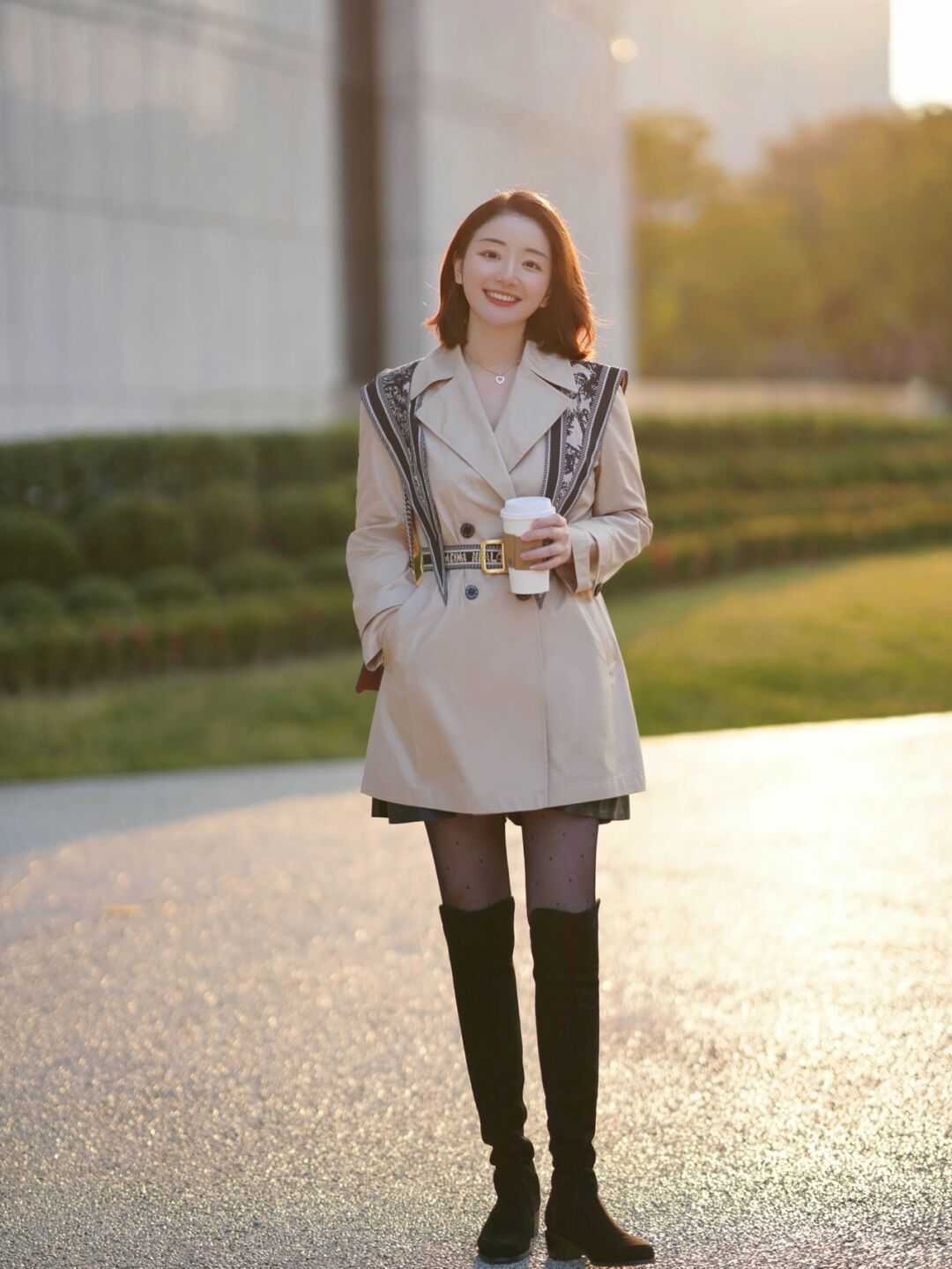 紧身裤 今年火了一种穿法叫“风衣+高筒靴”,喜欢气质类风格的,别错过