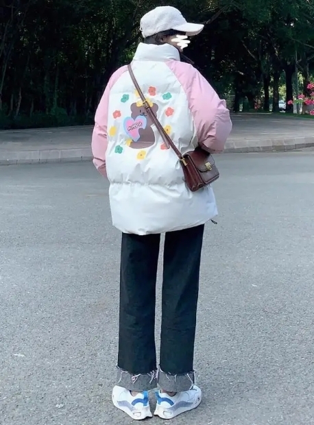 今年冬天,更流行穿中长款羽绒服,配对这5种“下装”,温暖显瘦