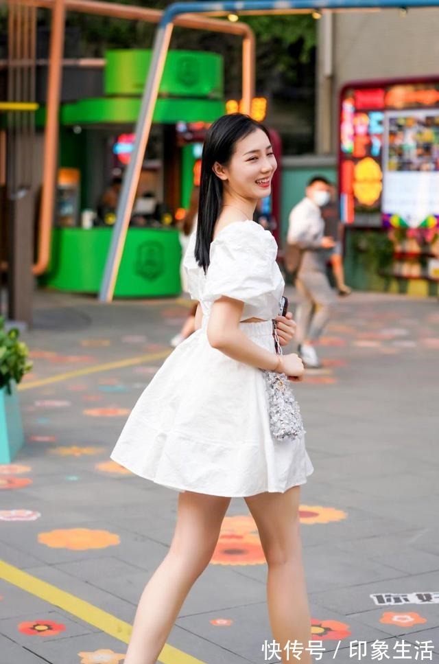 女孩子 最清爽的夏季穿搭套装,小白裙+小白鞋就够了,清凉干净又舒适!