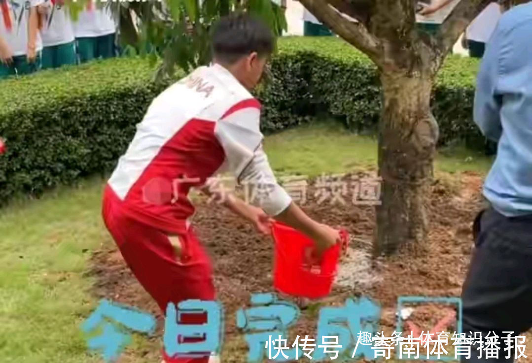 植树|全红婵亲手植树！14岁天才拿铁锹铲土挺吃力，领导围观红姐签名