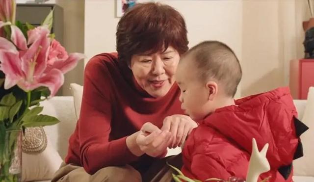 主教练|可爱孙子登门拜访!女排主帅祖孙同堂满脸笑容,小孙子太会来事了