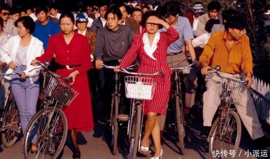 我国现代男装变迁史：男人也是很爱美的