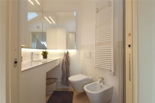 毛巾架|一家四口挤在49㎡小房子里，半平米不敢浪费，电视挂得比沙发低