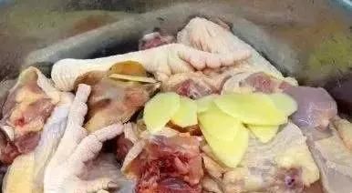 炒鸡|无论炖鲜鸡冻鸡,切记不要焯水,大厨教你一招,肉鲜嫩营养不流失