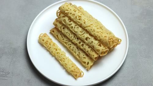 3个鸡蛋1碗面粉,教你做蕾丝蛋卷,咬一口直掉渣,平底锅就能做