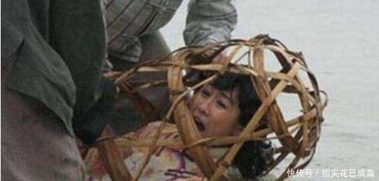 猪笼|清朝刑场现场:浸猪笼的女犯人供人参观,残忍程度让人无法想象