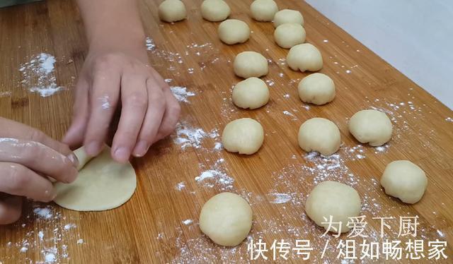 保鲜膜|中秋节别买月饼了,擀杖擀一擀,外皮香酥又掉渣,没烤箱也能成功