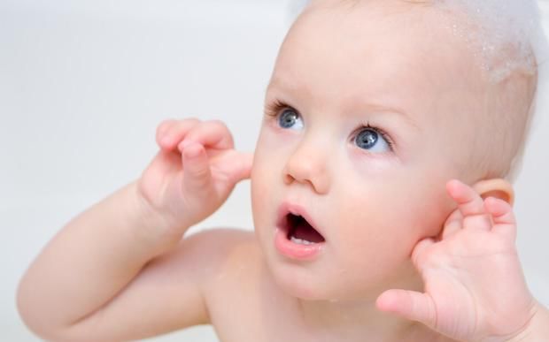 为什么宝宝经常抓耳朵？原因和解决方法，新手父母要知道