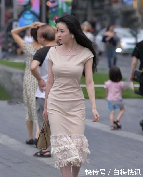 尖头 美女脚上搭配上一双白色的高跟鞋,走起路来充满着自信