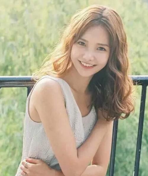 别再披头散发了！这有10款适合圆脸的中卷发型，可甜可盐