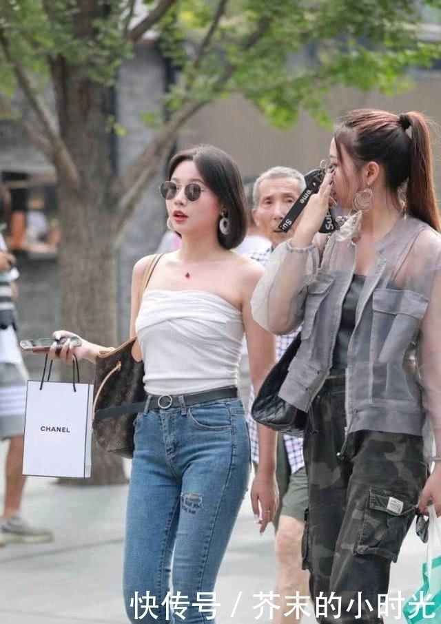 牛仔裤休闲不失潮流的感觉，整个人看上去非常优雅大方