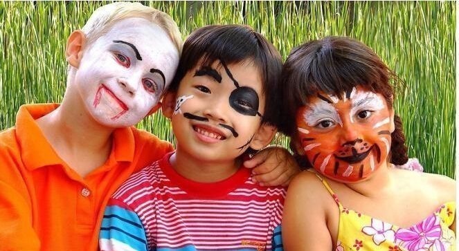 走秀|幼儿园新年联欢成“贵族晚宴”,家长带娃盛装走秀,网友:养不起