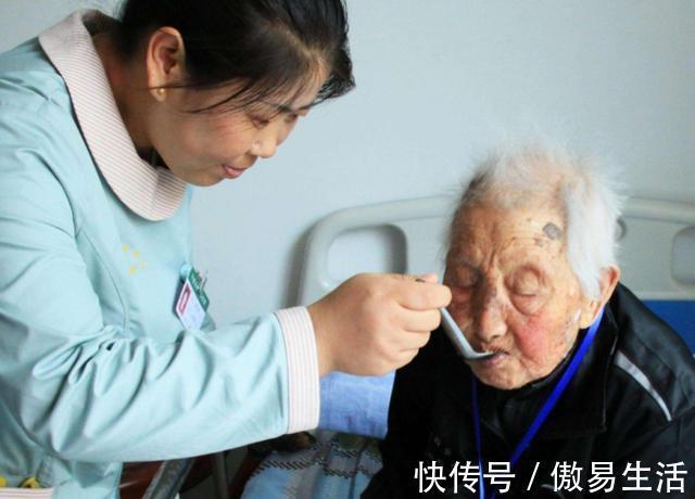 儿子|人到晚年才明白,家里有两个儿子和一个儿子的区别,真的很现实