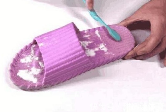 污垢|拖鞋穿久了“黑乎乎”的难清洗?学会这2招,拖鞋立马干净如新!