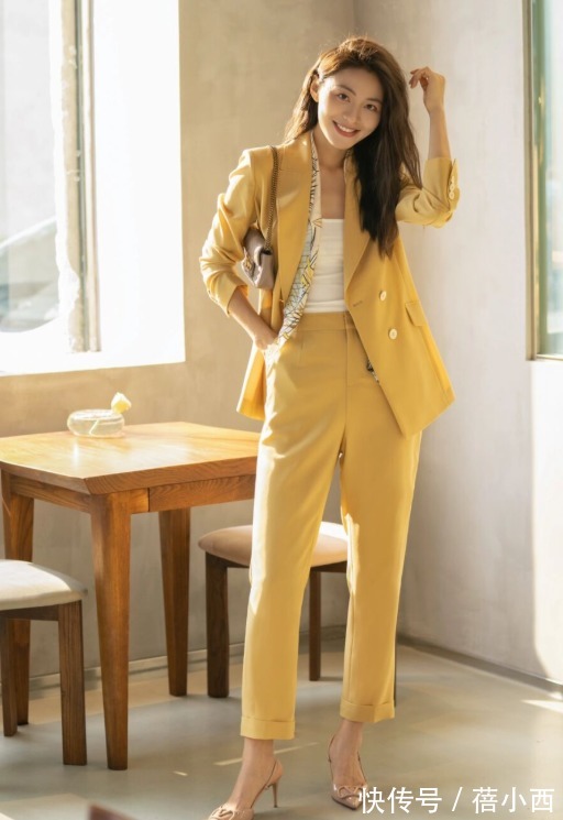 亮色系 “西装”别再搭配牛仔裤了,今年流行“成套穿”,简单大气有气场