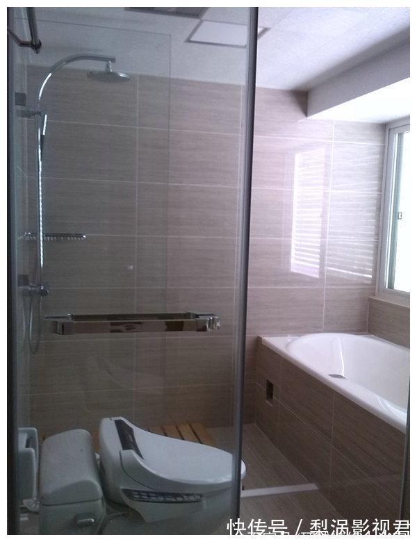 天花板|20W小县城三室二厅装修完毕,40平的大客厅和大露台,被吐槽像KTV