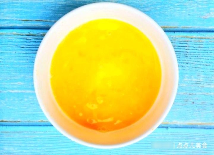 苦瓜炒鸡蛋的小技巧，只需一步让苦瓜不苦翠绿不变，口感超棒