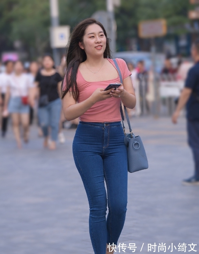 修身牛仔裤 喜欢休闲风的你，修身牛仔裤搭T恤值得一试，简约大方又好看