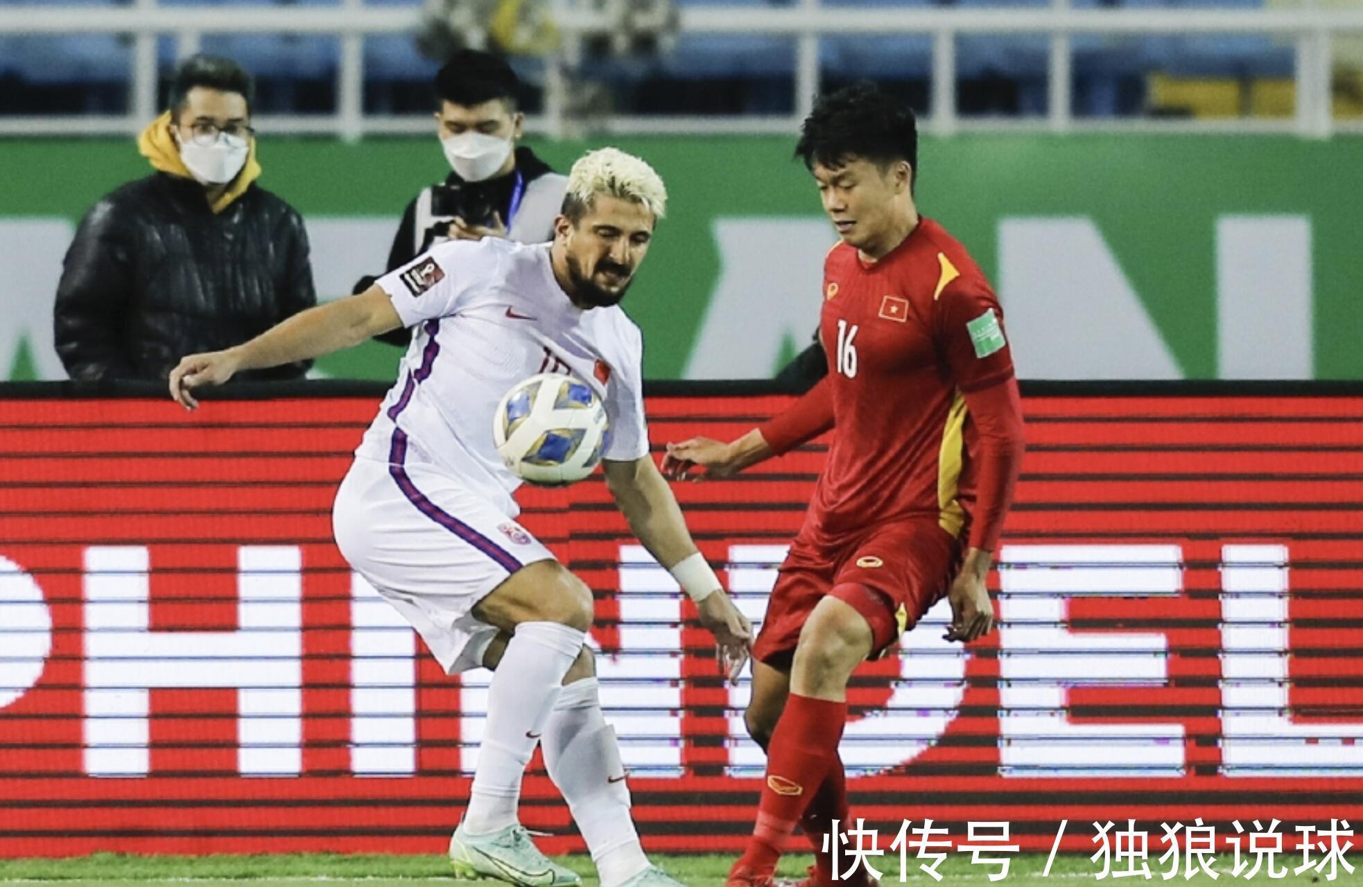 李铁|国足2队员赛场起内讧!同门师兄弟争吵激烈,球迷骂声一片