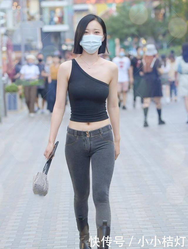 肩衣|黑背心与露脐牛仔裤搭配,轻松成了人群的焦点
