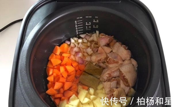 天冷了，我家常做这道懒人焖饭，不用开火，饭菜一锅出，简单好吃！