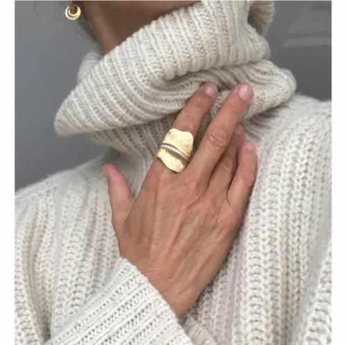 冬天就要认真穿毛衣，这些舒适又好看的款式，让心情柔软起来