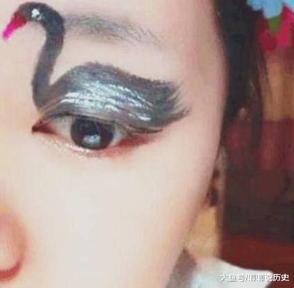 动人|女子在眼皮画出黑天鹅,当她眨眼睛的时候,美丽动人
