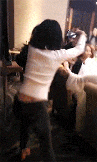 |搞笑GIF：霸气了我的姐 这辈子见过最拉风的走路姿势