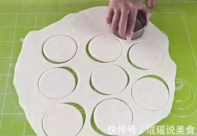 面粉不捏花太可惜了,横竖来一刀,筷子一压,不费时,超简单