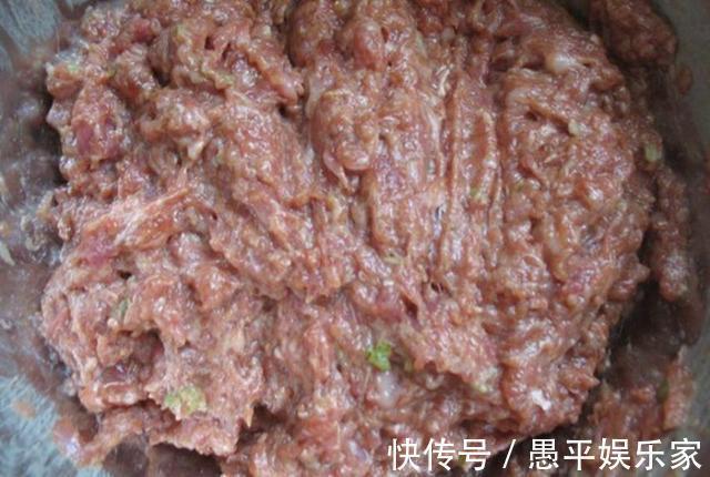 拌饺子馅时,记得先打水,很多人先加调料,难怪饺子馅发柴不入味