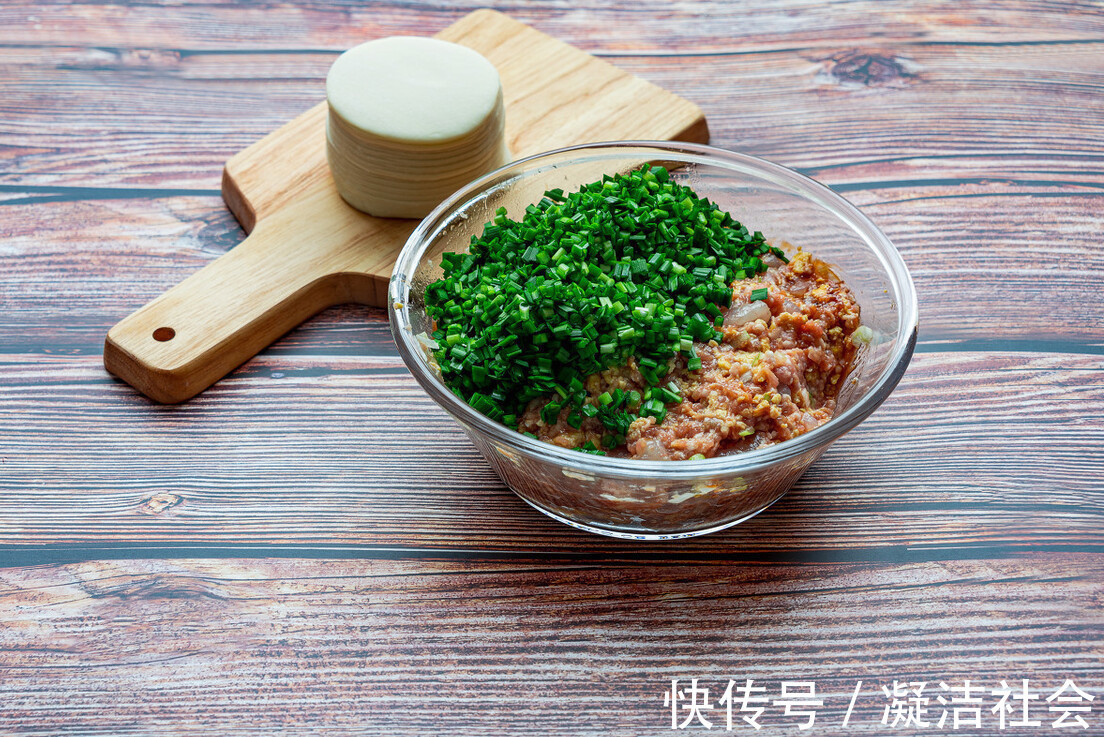 窍门|韭菜饺子好吃有窍门，试试多做1步，韭菜更鲜香，翠绿不出水