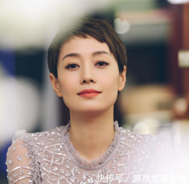 啾啾|马伊琍难得留头发,一点点长就要扎个啾啾,没短发时髦但看着年轻