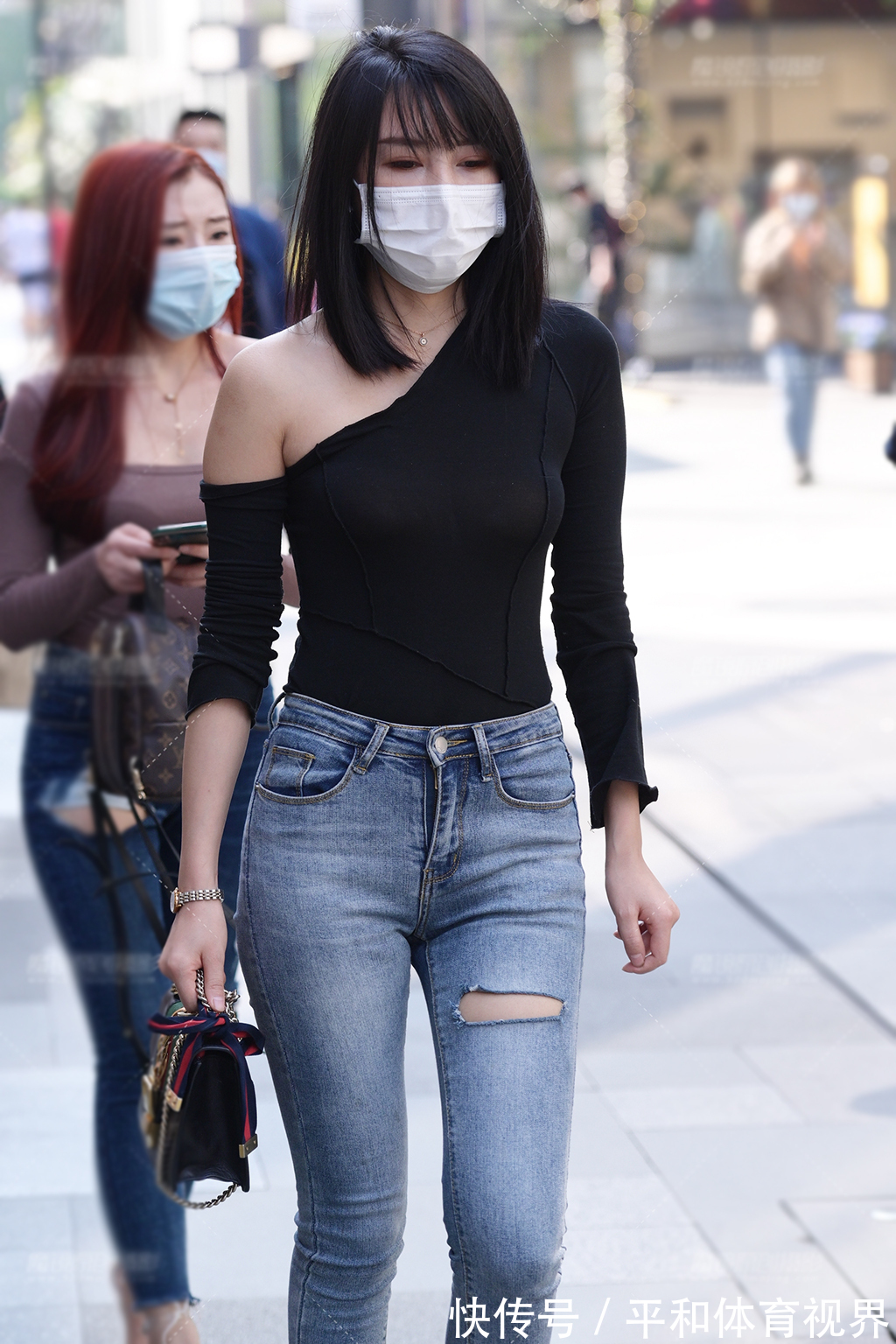 小姐姐 初秋个性的穿搭,打底衫配破洞紧身牛仔裤,简约修身又时尚美丽