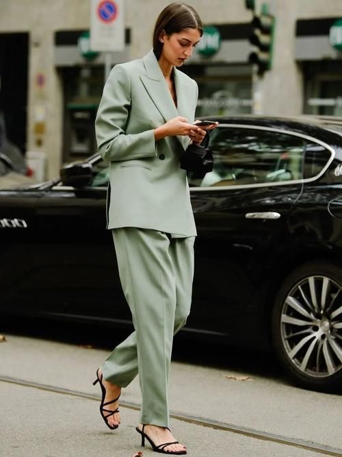 春天穿“绿色”火了,看2种色系,4个配色的百变造型,会穿就美