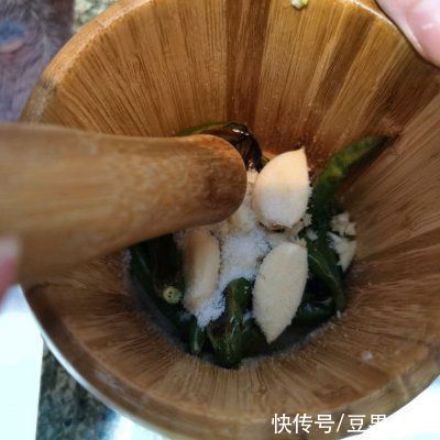 5分钟就能做好的青线椒拌皮蛋，简单又好吃